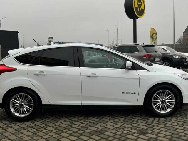 Белый Форд Фокус, объемом двигателя 0 л и пробегом 136 тыс. км за 11800 $, фото 7 на Automoto.ua