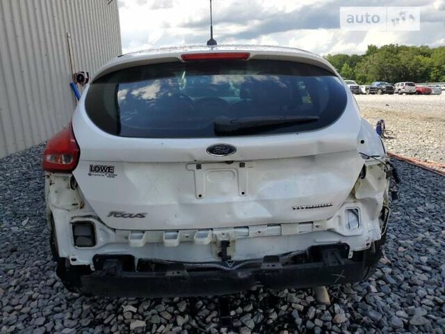 Белый Форд Фокус, объемом двигателя 2 л и пробегом 124 тыс. км за 1800 $, фото 4 на Automoto.ua