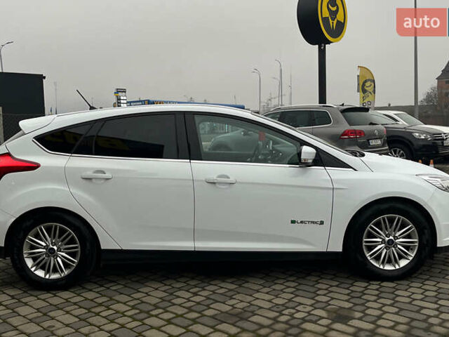 Белый Форд Фокус, объемом двигателя 0 л и пробегом 136 тыс. км за 11800 $, фото 7 на Automoto.ua