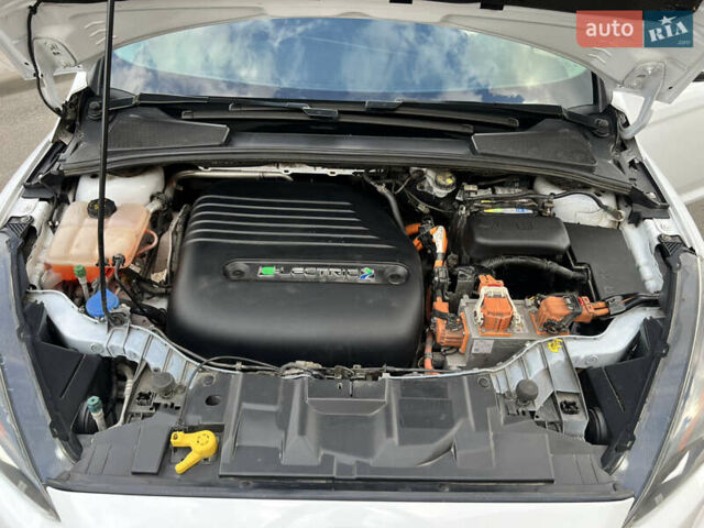 Белый Форд Фокус, объемом двигателя 0 л и пробегом 111 тыс. км за 12500 $, фото 36 на Automoto.ua