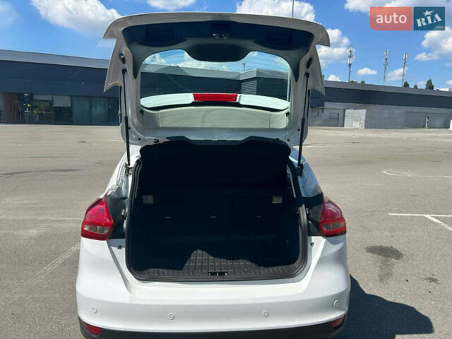 Белый Форд Фокус, объемом двигателя 2 л и пробегом 71 тыс. км за 13365 $, фото 13 на Automoto.ua