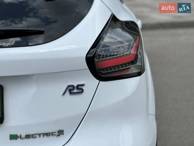 Белый Форд Фокус, объемом двигателя 0 л и пробегом 111 тыс. км за 12500 $, фото 17 на Automoto.ua