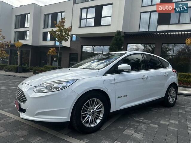 Белый Форд Фокус, объемом двигателя 0 л и пробегом 135 тыс. км за 12200 $, фото 2 на Automoto.ua