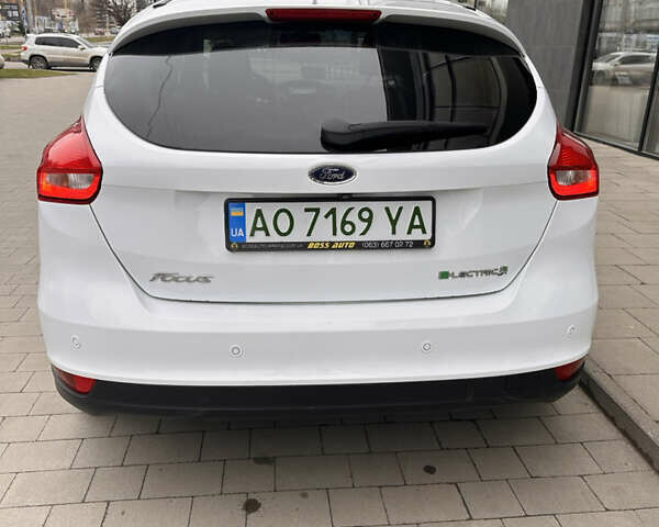 Белый Форд Фокус, объемом двигателя 0 л и пробегом 136 тыс. км за 10750 $, фото 7 на Automoto.ua
