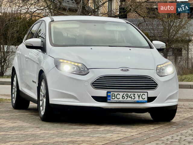 Белый Форд Фокус, объемом двигателя 0 л и пробегом 74 тыс. км за 9999 $, фото 4 на Automoto.ua