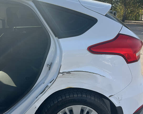 Белый Форд Фокус, объемом двигателя 1.6 л и пробегом 240 тыс. км за 6500 $, фото 3 на Automoto.ua