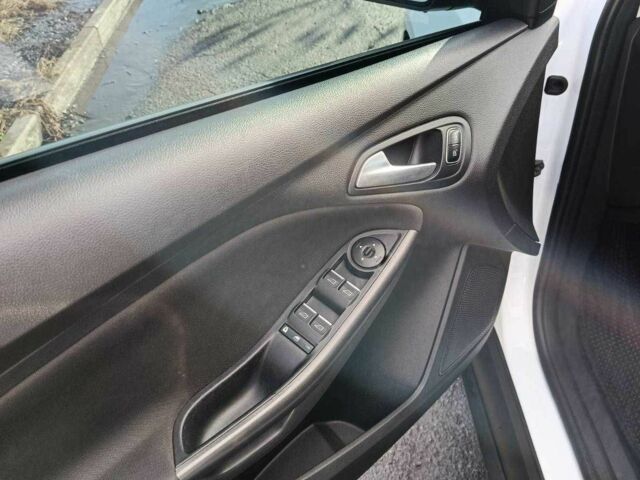 Белый Форд Фокус, объемом двигателя 1.6 л и пробегом 112 тыс. км за 9000 $, фото 5 на Automoto.ua