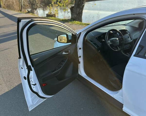 Белый Форд Фокус, объемом двигателя 1.6 л и пробегом 131 тыс. км за 9200 $, фото 6 на Automoto.ua