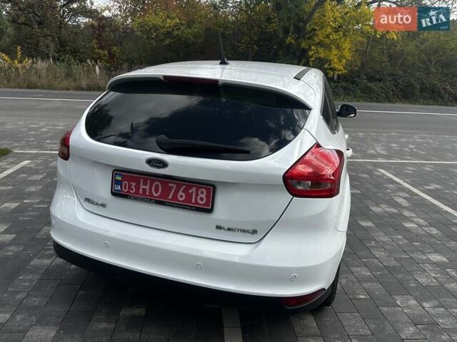Белый Форд Фокус, объемом двигателя 0 л и пробегом 135 тыс. км за 12200 $, фото 14 на Automoto.ua