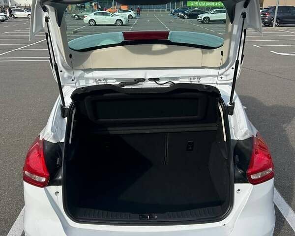 Белый Форд Фокус, объемом двигателя 1.6 л и пробегом 135 тыс. км за 9500 $, фото 7 на Automoto.ua