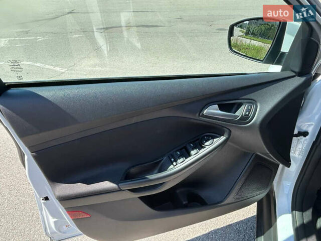 Белый Форд Фокус, объемом двигателя 2 л и пробегом 71 тыс. км за 13365 $, фото 9 на Automoto.ua