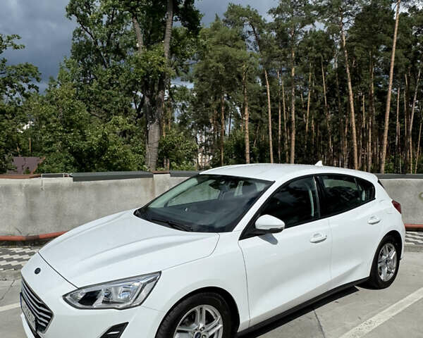 Белый Форд Фокус, объемом двигателя 1.5 л и пробегом 150 тыс. км за 12500 $, фото 1 на Automoto.ua