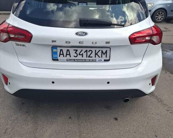 Белый Форд Фокус, объемом двигателя 1.5 л и пробегом 157 тыс. км за 14300 $, фото 2 на Automoto.ua