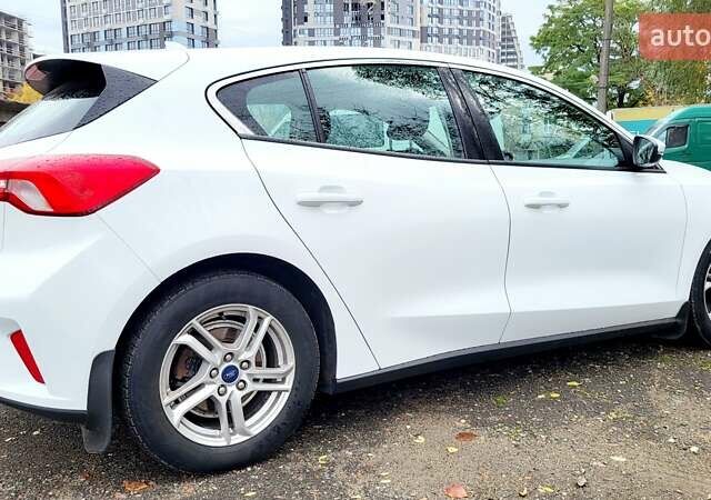 Белый Форд Фокус, объемом двигателя 1.5 л и пробегом 155 тыс. км за 12900 $, фото 3 на Automoto.ua