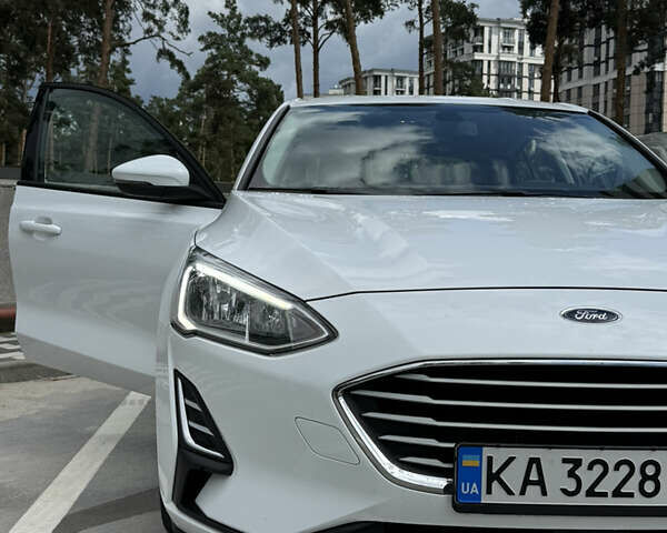 Белый Форд Фокус, объемом двигателя 1.5 л и пробегом 150 тыс. км за 12500 $, фото 5 на Automoto.ua