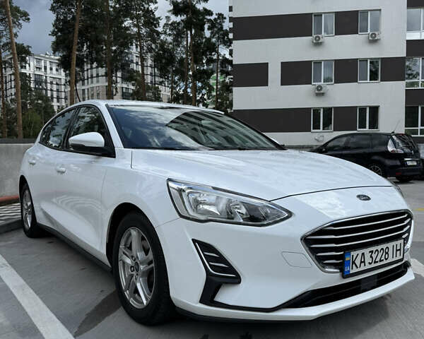 Белый Форд Фокус, объемом двигателя 1.5 л и пробегом 150 тыс. км за 12500 $, фото 2 на Automoto.ua