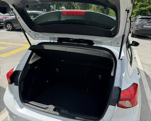 Белый Форд Фокус, объемом двигателя 1.5 л и пробегом 150 тыс. км за 12500 $, фото 9 на Automoto.ua