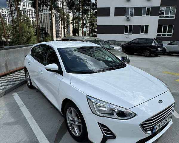 Белый Форд Фокус, объемом двигателя 1.5 л и пробегом 150 тыс. км за 12500 $, фото 3 на Automoto.ua