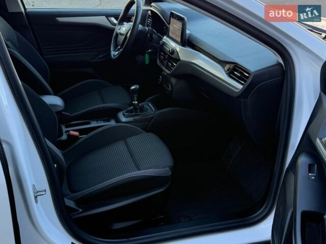 Білий Форд Фокус, об'ємом двигуна 1.5 л та пробігом 63 тис. км за 14584 $, фото 5 на Automoto.ua