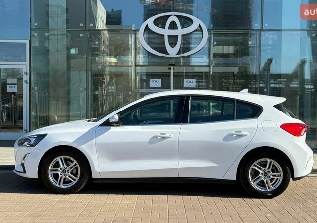 Белый Форд Фокус, объемом двигателя 1.5 л и пробегом 63 тыс. км за 16422 $, фото 2 на Automoto.ua