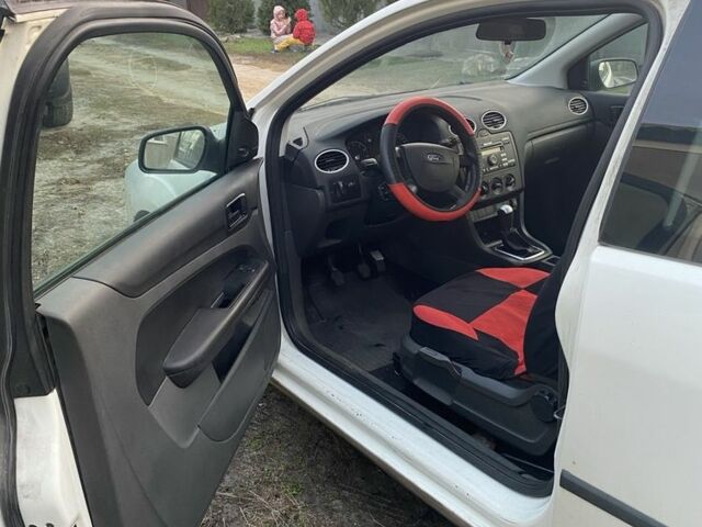 Форд Фокус 2006 в Змиеве на Automoto.ua Белый Форд Фокус, объемом двигателя 1.4 л и пробегом 260 тыс. км за 3400 $, фото 11 на Automoto.ua