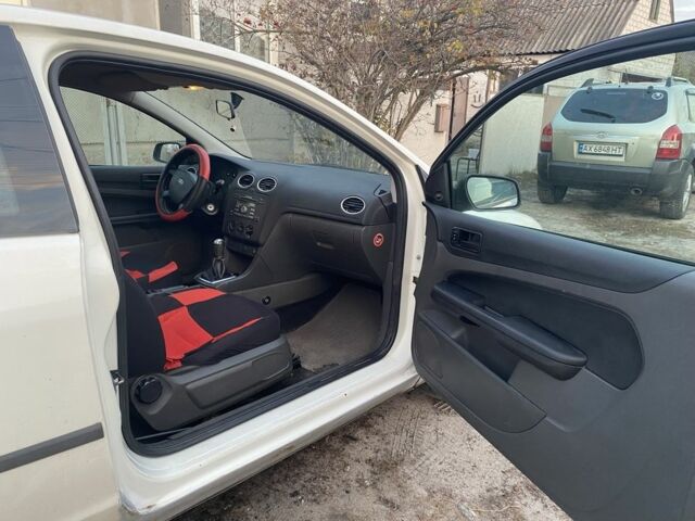 Форд Фокус 2006 в Змиеве на Automoto.ua Белый Форд Фокус, объемом двигателя 1.4 л и пробегом 260 тыс. км за 3400 $, фото 6 на Automoto.ua