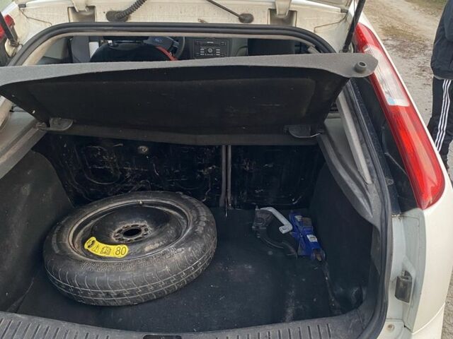 Форд Фокус 2006 в Змиеве на Automoto.ua Белый Форд Фокус, объемом двигателя 1.4 л и пробегом 260 тыс. км за 3400 $, фото 12 на Automoto.ua