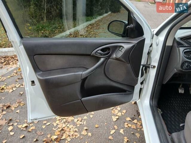 Белый Форд Фокус, объемом двигателя 1.6 л и пробегом 405 тыс. км за 2299 $, фото 4 на Automoto.ua