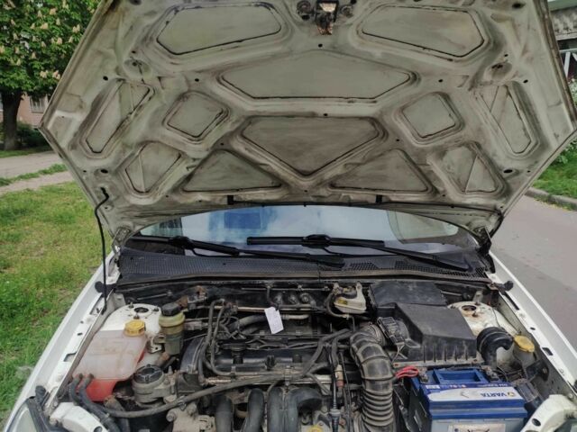 Белый Форд Фокус, объемом двигателя 1.6 л и пробегом 185 тыс. км за 3567 $, фото 2 на Automoto.ua