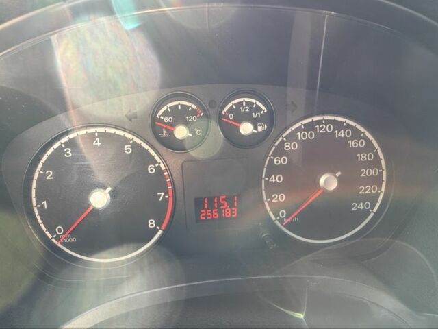 Белый Форд Фокус, объемом двигателя 1.6 л и пробегом 256 тыс. км за 4300 $, фото 7 на Automoto.ua