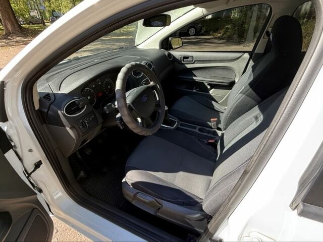 Белый Форд Фокус, объемом двигателя 1.6 л и пробегом 256 тыс. км за 4300 $, фото 5 на Automoto.ua