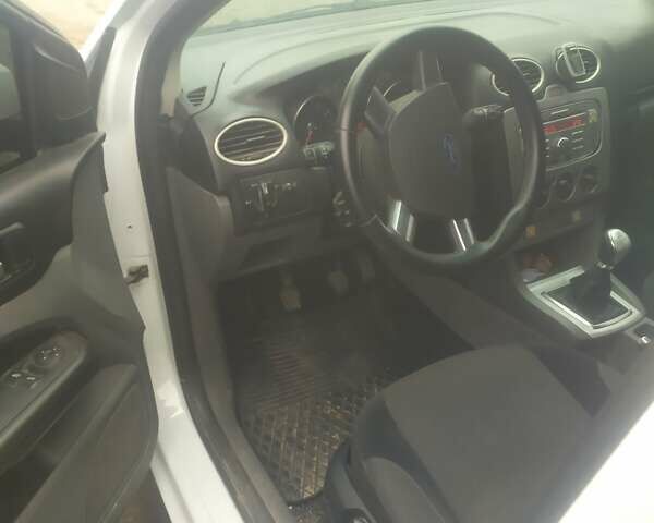 Белый Форд Фокус, объемом двигателя 1.6 л и пробегом 180 тыс. км за 4500 $, фото 3 на Automoto.ua