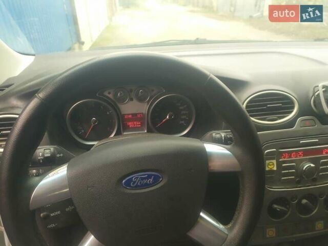 Белый Форд Фокус, объемом двигателя 1.6 л и пробегом 180 тыс. км за 4500 $, фото 2 на Automoto.ua