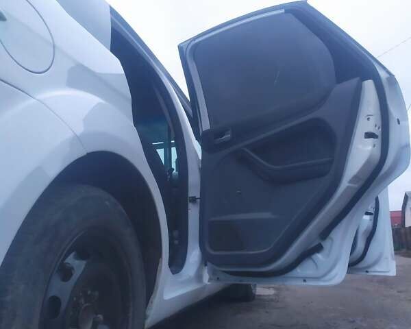 Белый Форд Фокус, объемом двигателя 1.6 л и пробегом 180 тыс. км за 4500 $, фото 1 на Automoto.ua