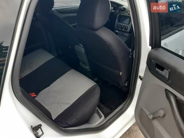 Белый Форд Фокус, объемом двигателя 1.6 л и пробегом 187 тыс. км за 5750 $, фото 19 на Automoto.ua