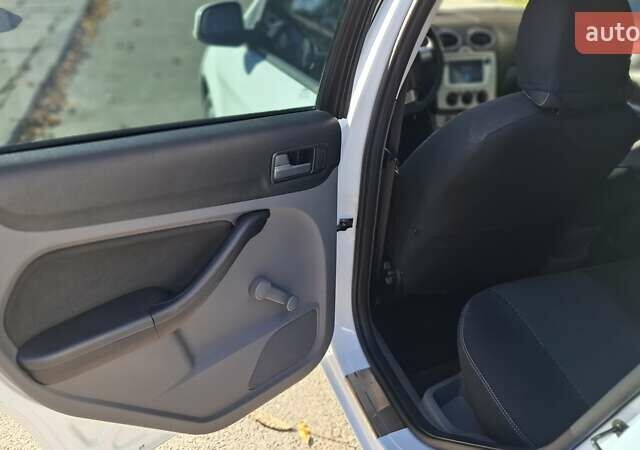 Білий Форд Фокус, об'ємом двигуна 1.6 л та пробігом 203 тис. км за 7500 $, фото 7 на Automoto.ua