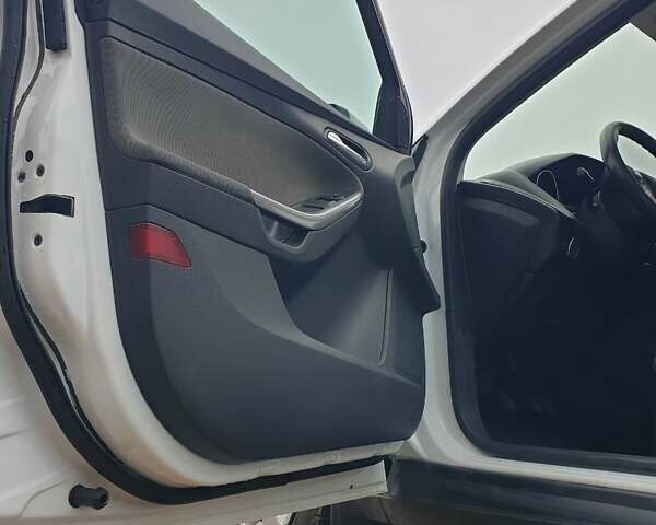 Белый Форд Фокус, объемом двигателя 1.6 л и пробегом 244 тыс. км за 6500 $, фото 11 на Automoto.ua