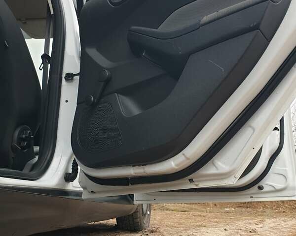 Белый Форд Фокус, объемом двигателя 1.6 л и пробегом 244 тыс. км за 6500 $, фото 12 на Automoto.ua