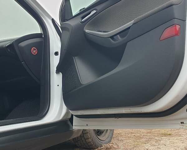 Белый Форд Фокус, объемом двигателя 1.6 л и пробегом 244 тыс. км за 6500 $, фото 13 на Automoto.ua