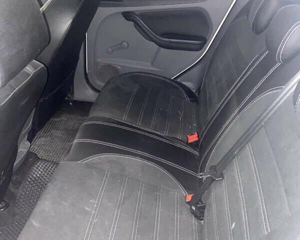 Белый Форд Фокус, объемом двигателя 1.6 л и пробегом 252 тыс. км за 6300 $, фото 5 на Automoto.ua