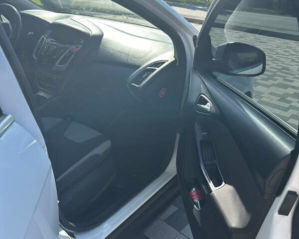 Белый Форд Фокус, объемом двигателя 1.6 л и пробегом 201 тыс. км за 6750 $, фото 9 на Automoto.ua