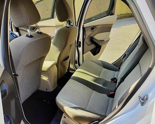 Белый Форд Фокус, объемом двигателя 2 л и пробегом 320 тыс. км за 6000 $, фото 3 на Automoto.ua