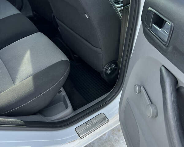 Белый Форд Фокус, объемом двигателя 1.6 л и пробегом 142 тыс. км за 6500 $, фото 41 на Automoto.ua