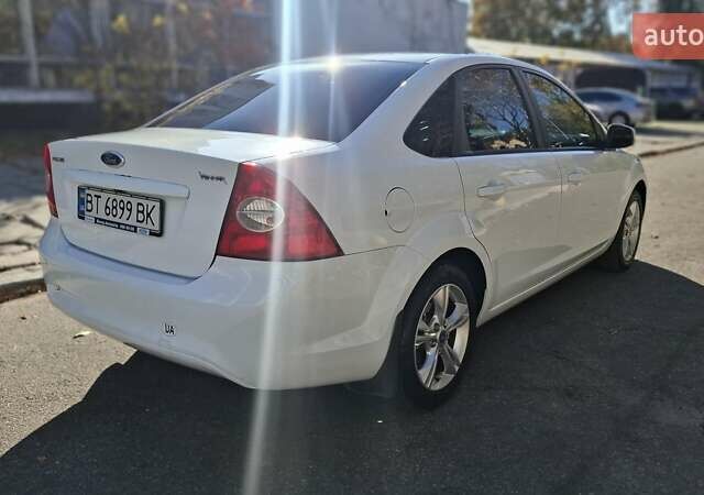 Білий Форд Фокус, об'ємом двигуна 1.6 л та пробігом 203 тис. км за 7500 $, фото 1 на Automoto.ua