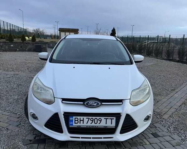 Белый Форд Фокус, объемом двигателя 2 л и пробегом 235 тыс. км за 5999 $, фото 4 на Automoto.ua