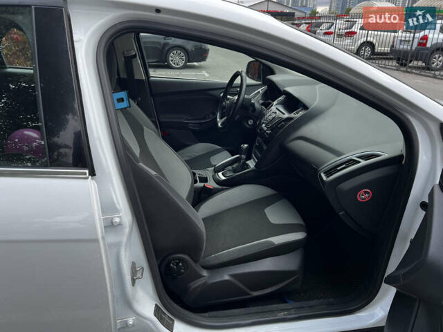 Білий Форд Фокус, об'ємом двигуна 1.6 л та пробігом 210 тис. км за 6900 $, фото 5 на Automoto.ua