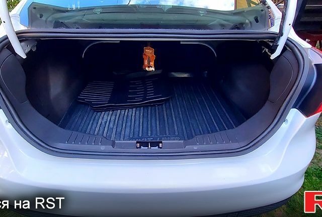 Білий Форд Фокус, об'ємом двигуна 2 л та пробігом 285 тис. км за 6700 $, фото 4 на Automoto.ua