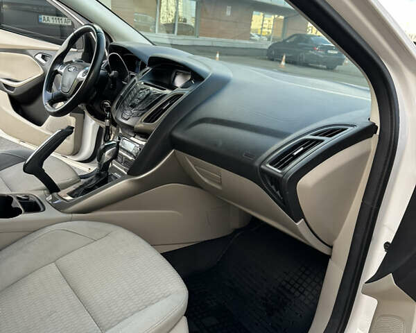 Белый Форд Фокус, объемом двигателя 2 л и пробегом 190 тыс. км за 5900 $, фото 13 на Automoto.ua