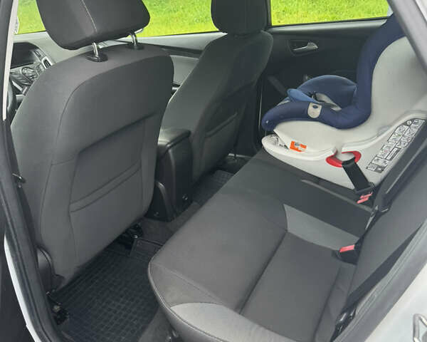 Белый Форд Фокус, объемом двигателя 2 л и пробегом 188 тыс. км за 7000 $, фото 7 на Automoto.ua