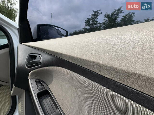 Белый Форд Фокус, объемом двигателя 2 л и пробегом 236 тыс. км за 6699 $, фото 16 на Automoto.ua